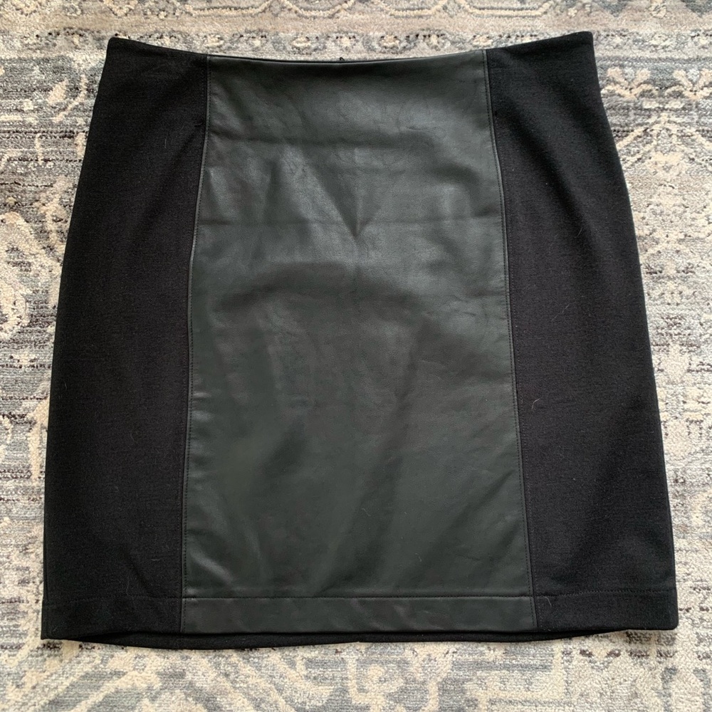 Banana Republic mixed media short skirt Size: 26/2